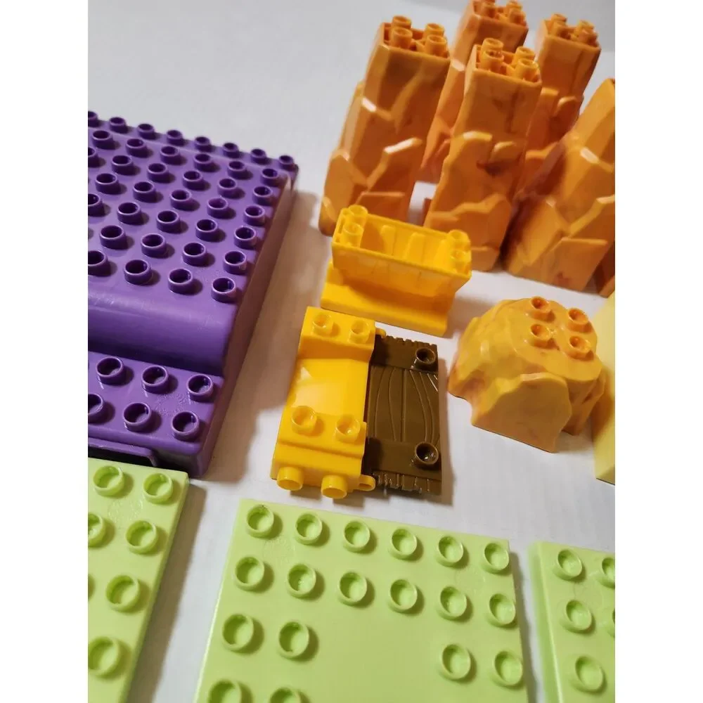 Mega Bloks Mixed Lot – Train Station & Building Pieces